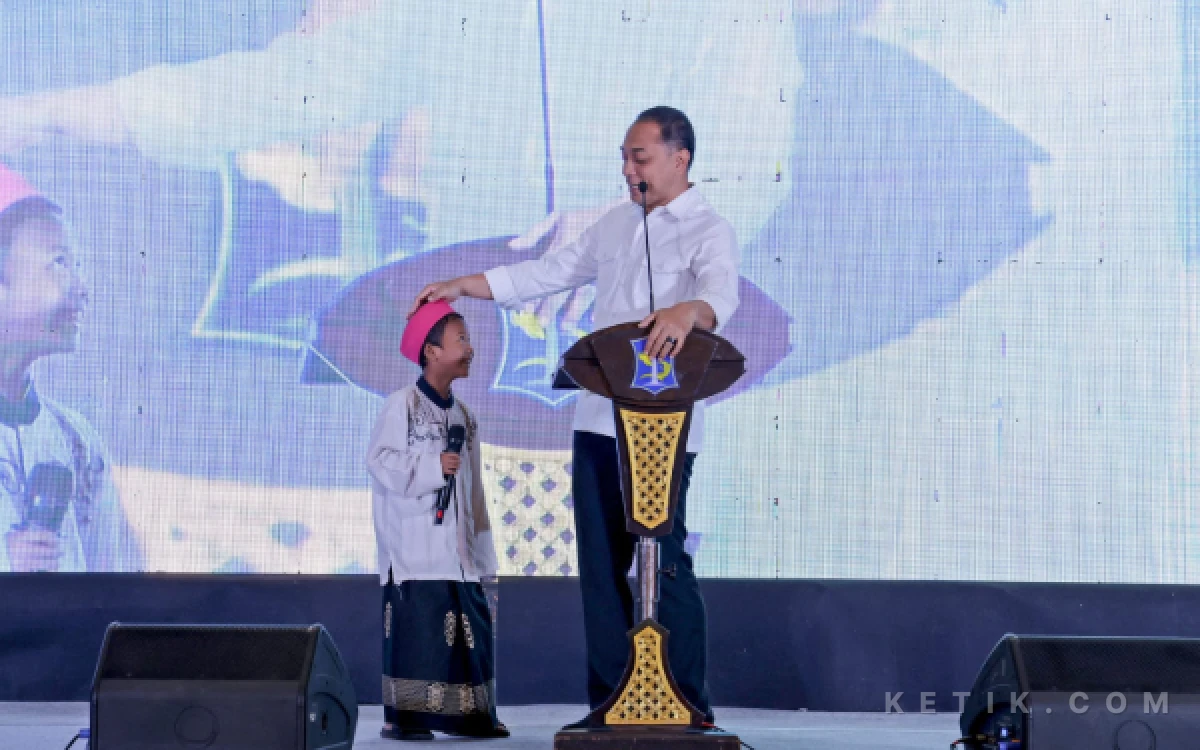 Foto Walikota Surabaya Eri Cahyadi saat wawancara dengan peserta khitan massal. (Foto : Kominfo Surabaya for ketik.com