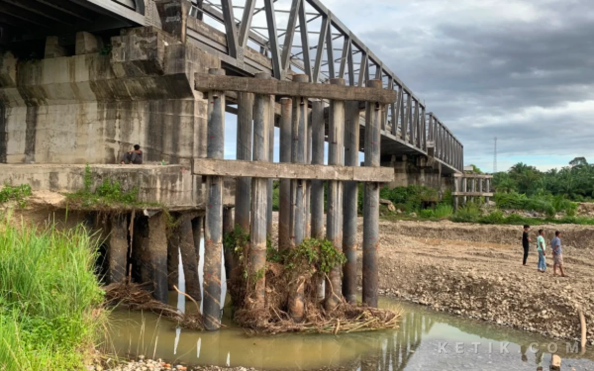 Thumbnail Berita - Telan Anggaran Rp38 Miliar, Jembatan Rangka Baja di Babahrot Terancam Ambruk