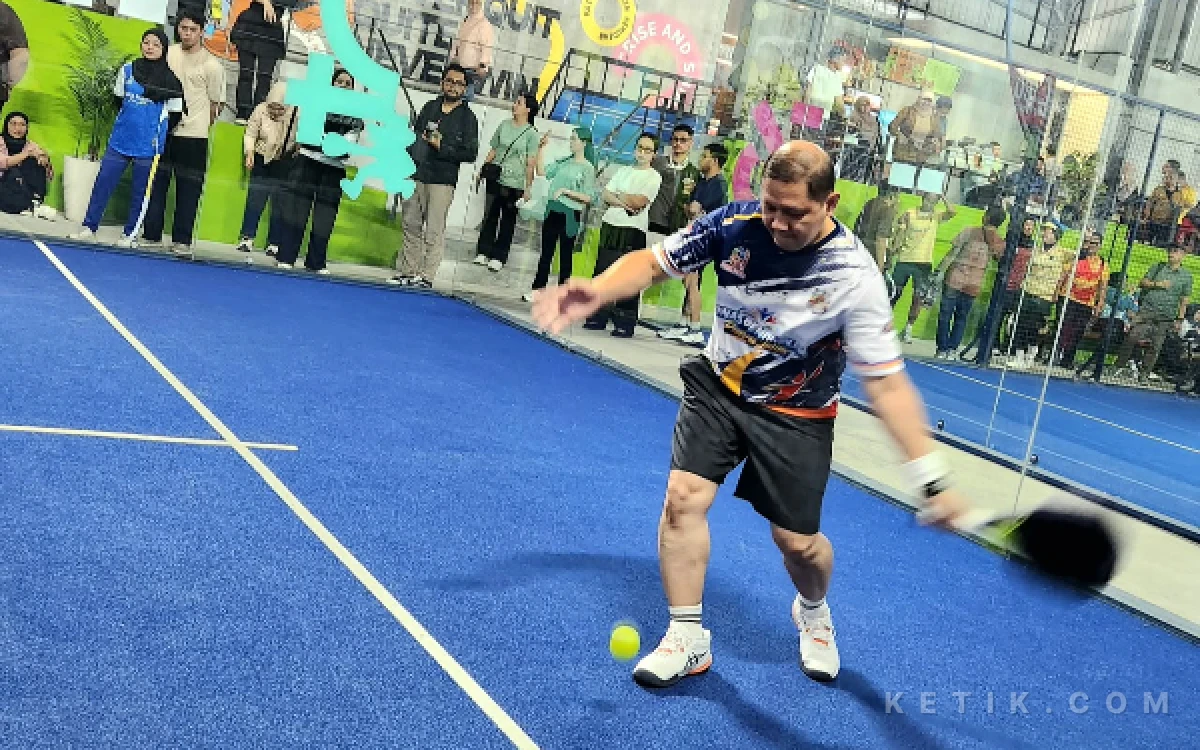 Thumbnail Berita - Satu-satunya Eselon II Ikut Tanding ASNSportivCOM 2026, Kadindik Jatim Aries Agung Paewai Buktikan Kualitas di Lapangan Padel