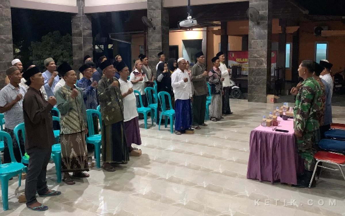 Foto Suasana pengajian warga bersama Satgas TMMD 128 Gresik di Balai Desa Slempit, Kecamatan Kedamean pada Kamis malam. 14 Mei 2026. (Foto: ITH for ketik.com)