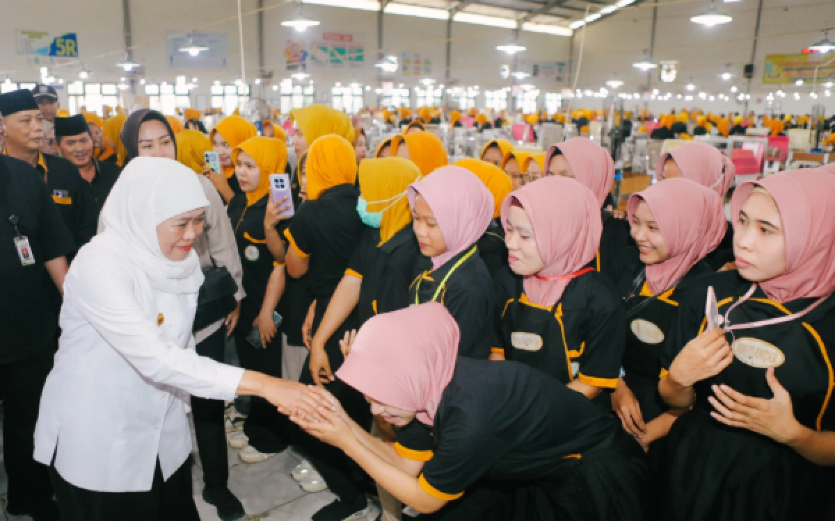 Thumbnail Berita - Khofifah Salurkan BLT DBHCHT Rp901 Juta kepada 901 Buruh Pabrik Rokok di Bojonegoro