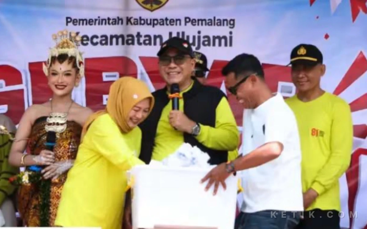 Thumbnail Berita - Plt Bupati Pemalang Apresiasi Semangat Warga dan Dorong Penguatan UMKM Desa pada HUT Ke-81 RI