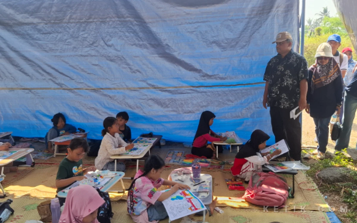 Foto Didampingi Kepala DP3 Sleman Liem Astuti, Asisten Perekonomian dan Pembangunan Setda Sleman Makwan berinteraksi langsung memantau kreativitas anak-anak peserta lomba mewarnai dalam rangka kampanye Gemarikan di area Joglo Embung Jetis Suruh. (Foto: Fajar R/Ketik.com)