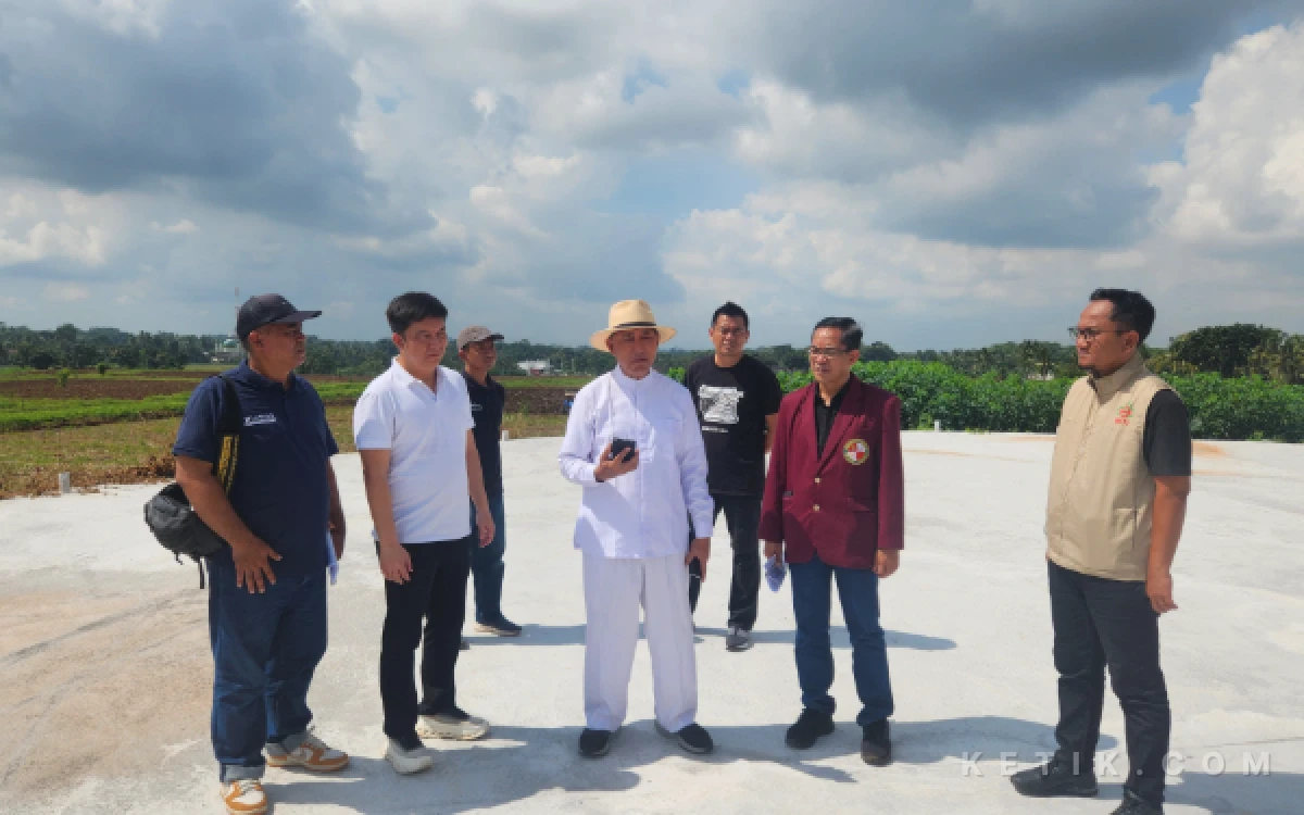 Foto Ketua DPD HKTI Jawa Timur, HM Arum Sabil bersama Dekan Pertanian UKRI M Arief A Bisma dan Dirut Winmar Eko Widiastopo saat meninjau kawasan Green Farm Banyuwangi (Foto: Naufal/Ketik.com)