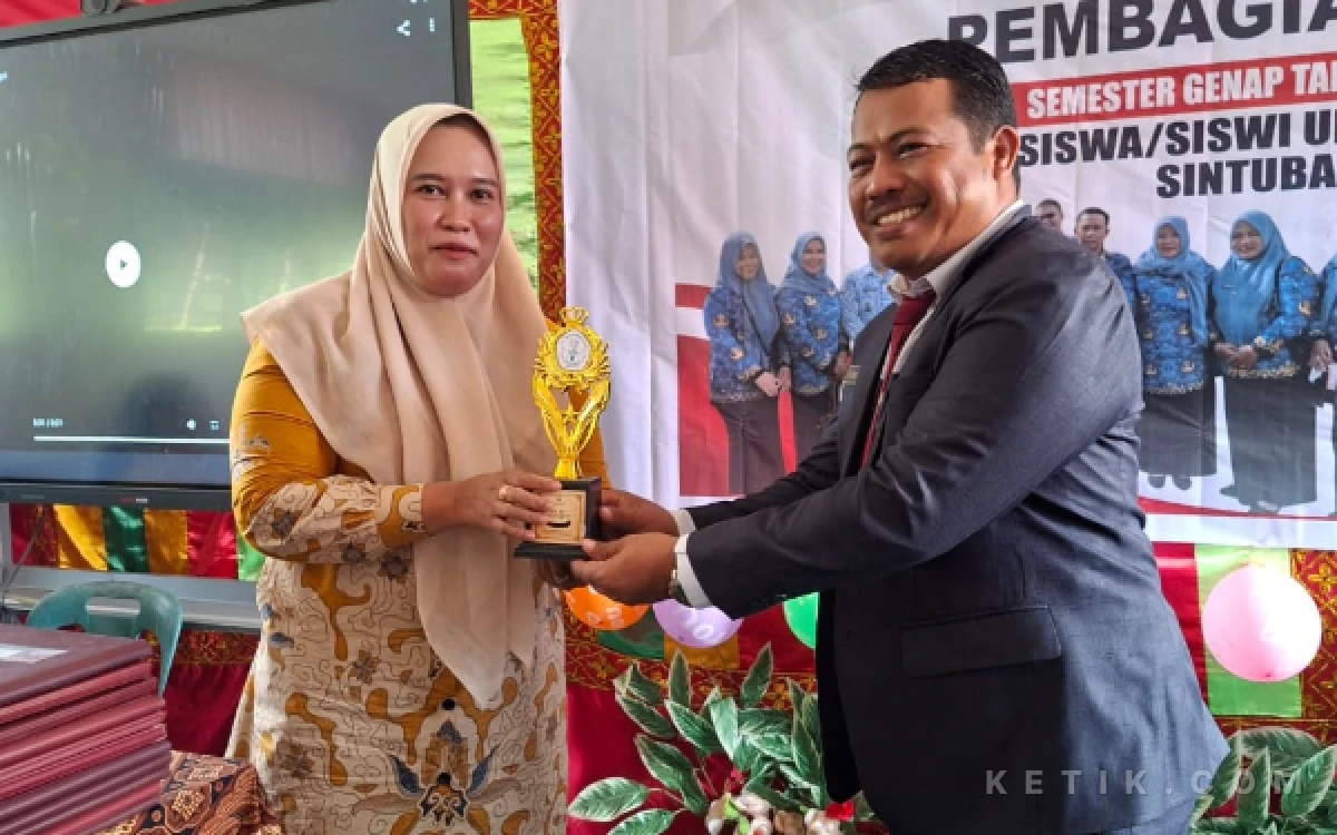 Thumbnail Berita - Pembagian Rapor di UPTD SPF SDN Sintuban Makmur, Siswa dan Guru Berprestasi Diumumkan