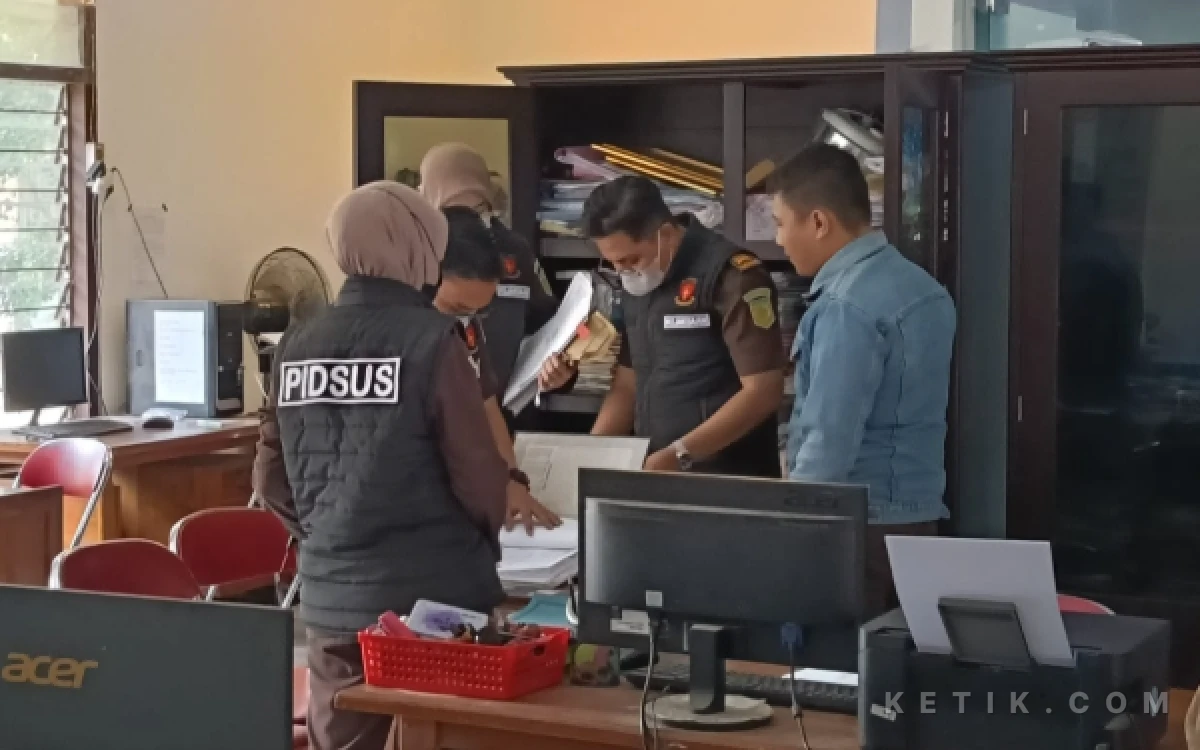 Thumbnail Berita - Kejari Tulungagung Geledah Kelurahan Kepatihan, Sita Dokumen Penting Kasus Dugaan Korupsi Griya Dalem Kanjengan
