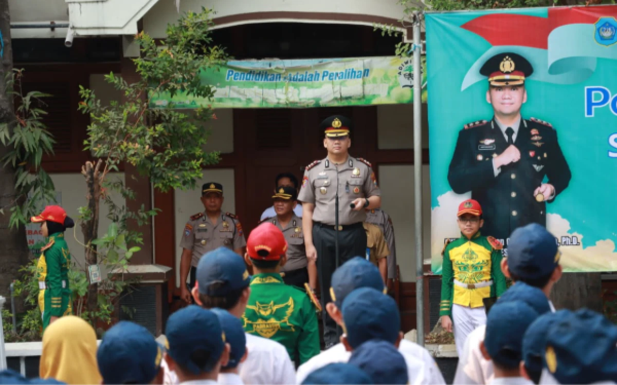 Thumbnail Berita - Pimpin POLIDIK di SMPN 1 Lamongan, Kapolres: Menjadi Keren Itu Berani Menolak Narkoba