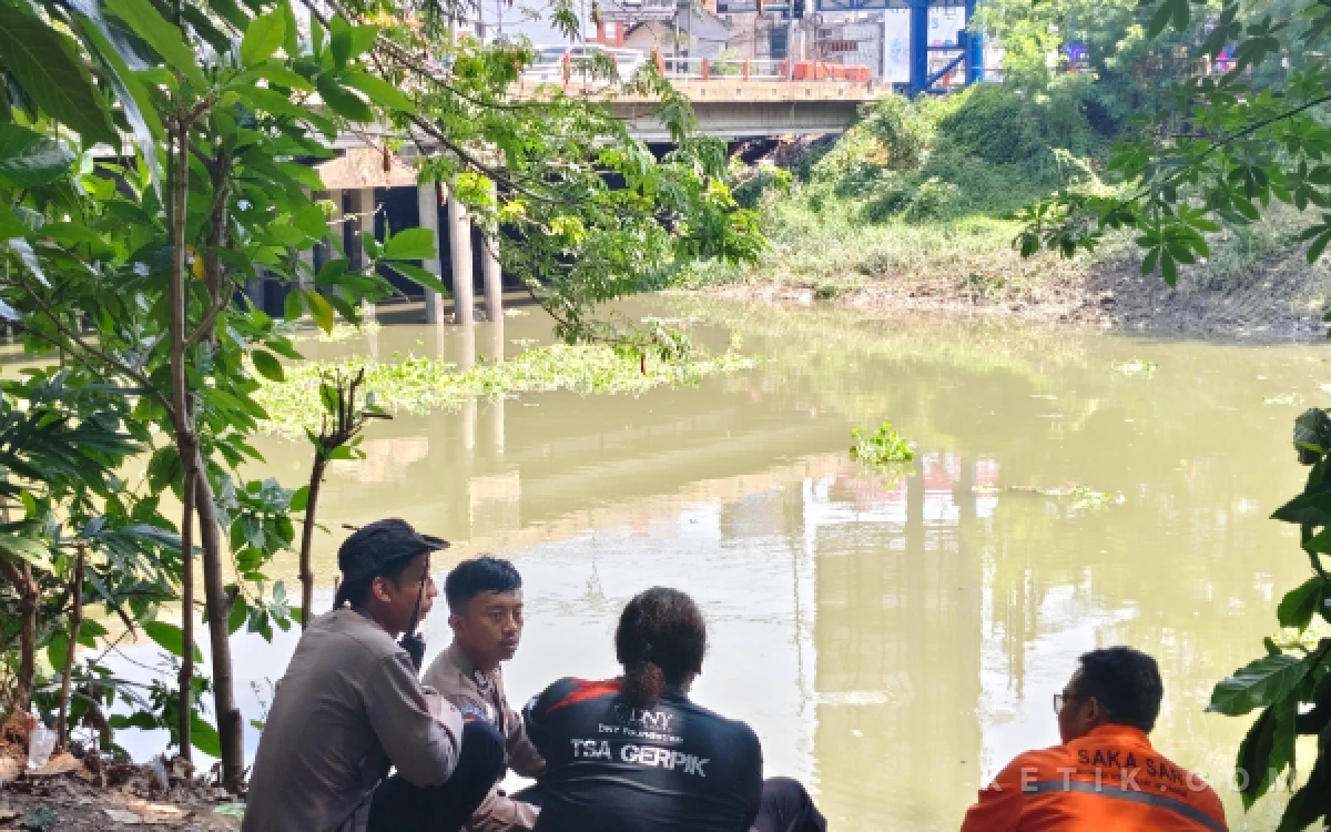 Thumbnail Berita - BPBD Surabaya Cari Pria Lompat ke Sungai Jagir, Diduga Usai Lakukan Penusukan