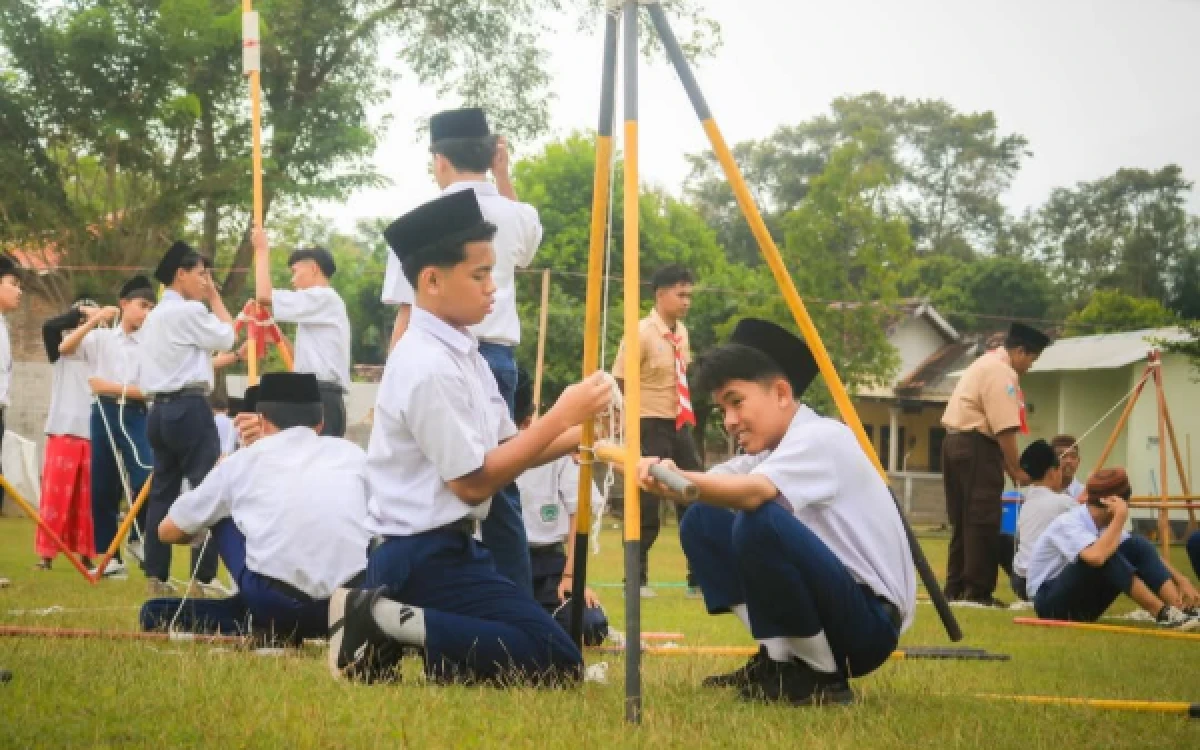 Thumbnail Berita - Sinergi dan Ketangkasan, Santri Nurul Jadid Unjuk Kebolehan dalam Lomba Pioneering