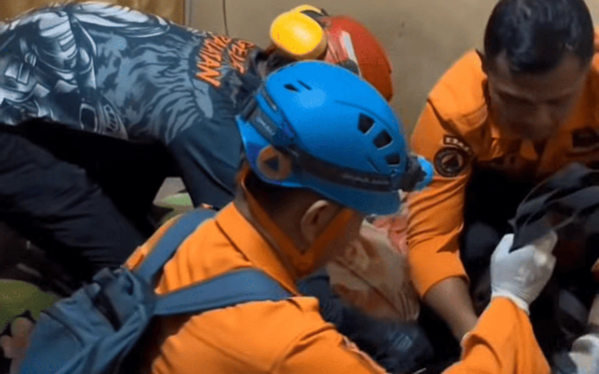 Thumbnail Berita - Tetap Siaga! Call 112 Kota Surabaya Evakuasi Jenazah Tengah Malam