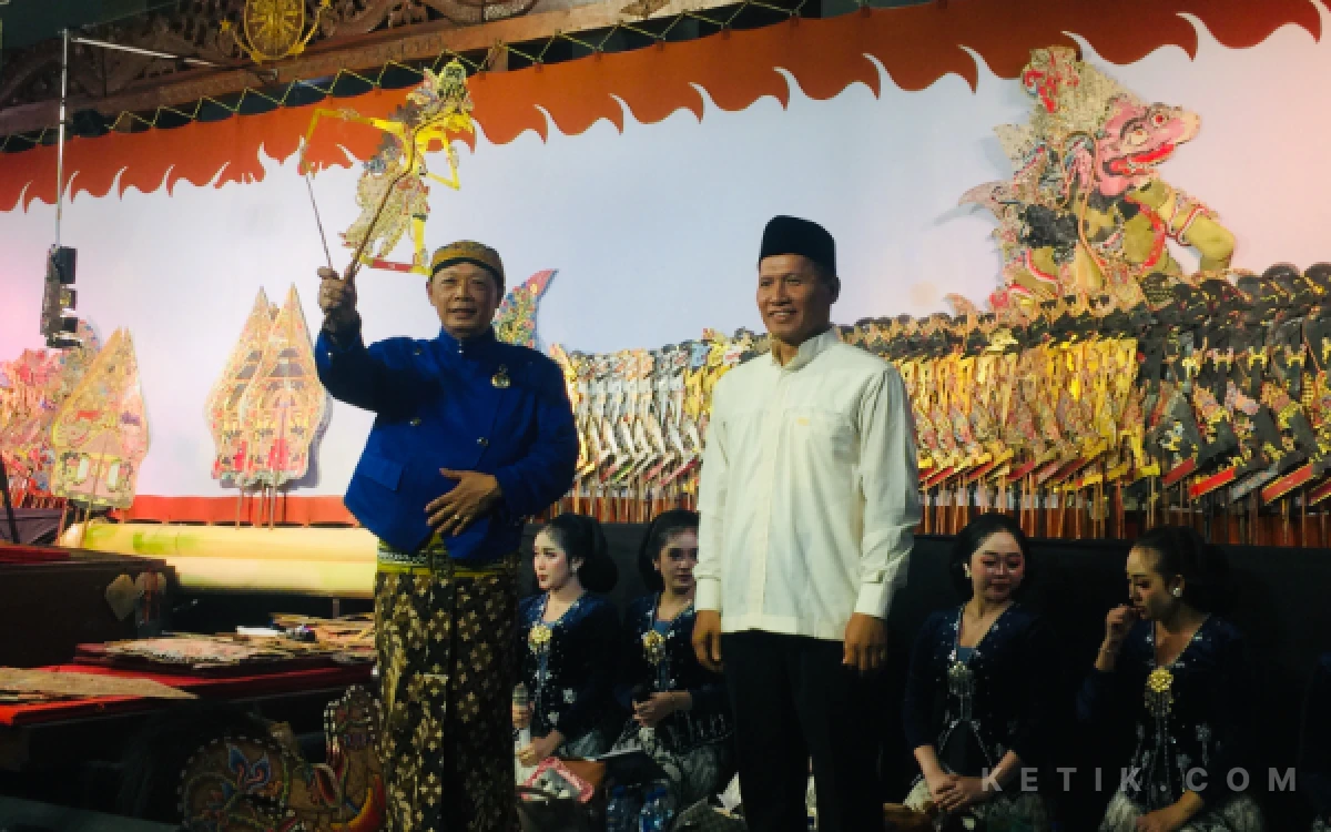 Thumbnail Berita - Bersih Desa Sekaligus Lestarikan Tradisi, Pemdes Gedangan Tulungagung Gelar Wayang Kulit Semalam Suntuk