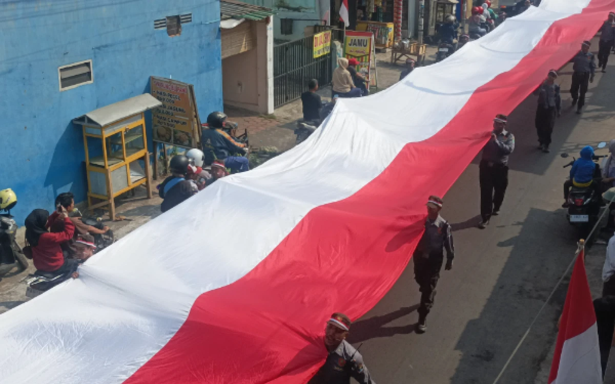 Thumbnail Berita - Peringati HUT ke-81 RI, Warga Bumiayu Malang Kirab Bendera Raksasa 81 Meter Diiringi Bantengan