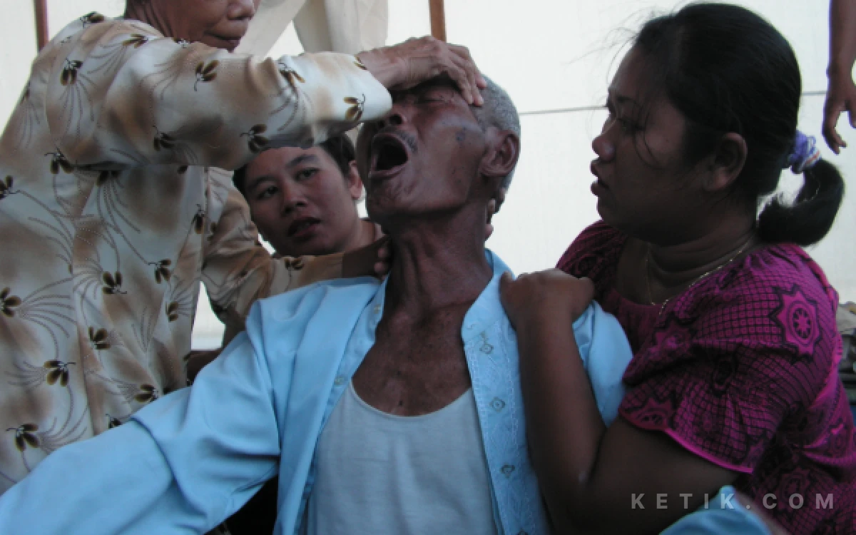 Foto Ketidakpastian dan tekanan kondisi di pengungsian Pasar Porong Baru mengakibatkan seorang kakek bernama Sutaji tak kuat.  Foto diambil pada Mei 2007. (Foto:  Dokumen Fathur Roziq)