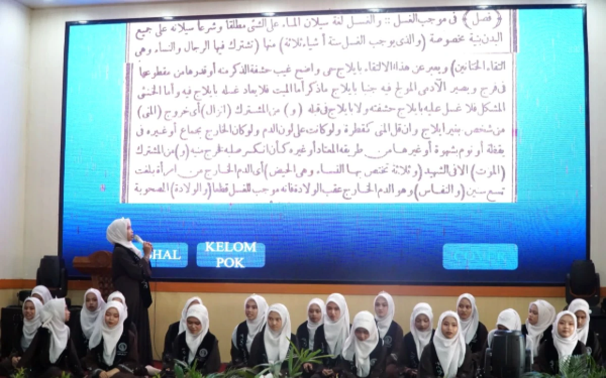Thumbnail Berita - Santri BPK Putri Nurul Jadid Paiton 'Uji Nyali' Baca Kitab Kuning di Hadapan Orang Tua