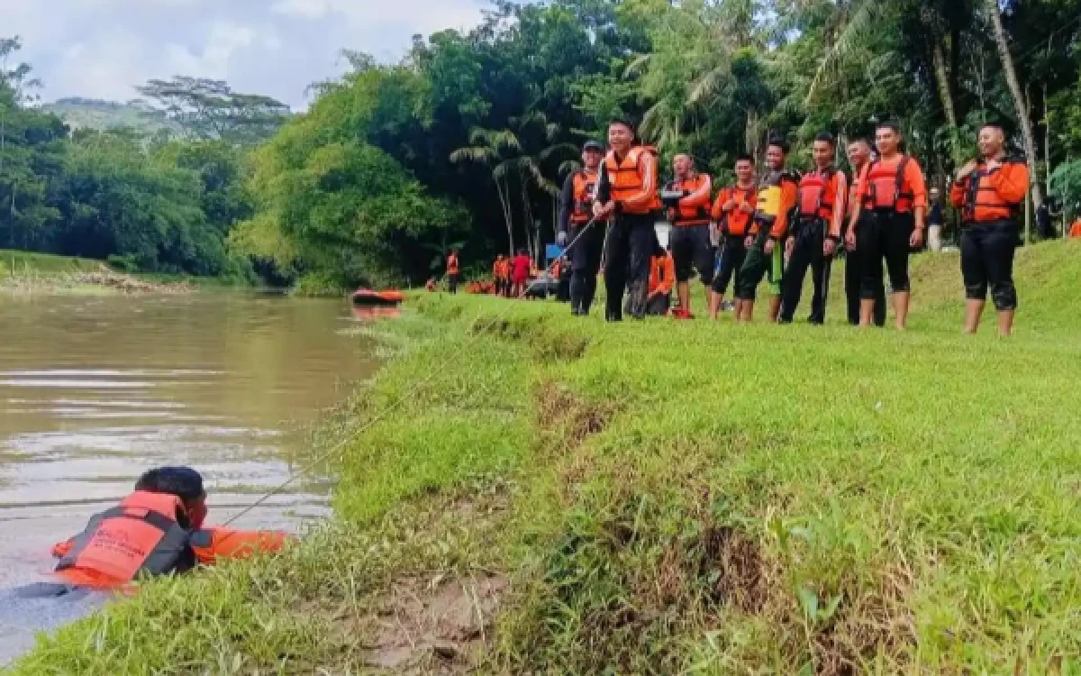 Thumbnail Berita - Belajar Selamatkan Korban Tenggelam, Pelajar Pramuka di Trenggalek Praktik Terjun ke Sungai