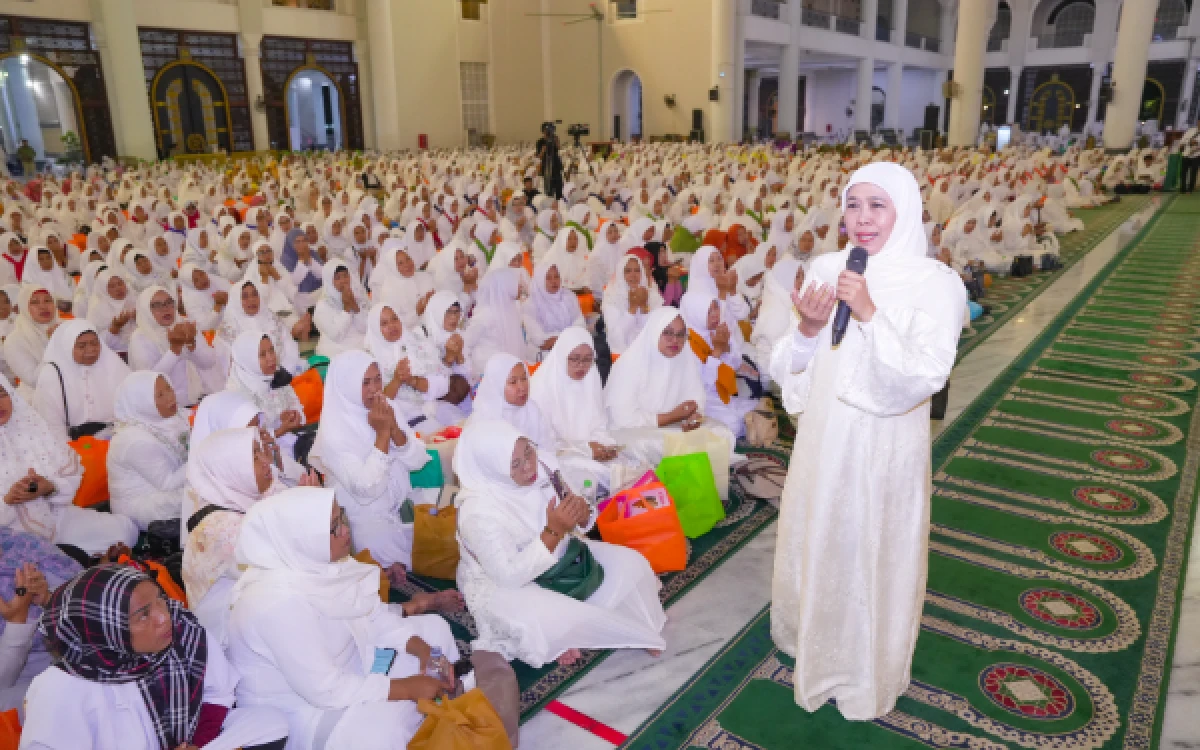 Thumbnail Berita - Gelar Peringatan Maulid Nabi di Masjid Al Akbar, Gubernur Khofifah Gandeng BAZNAS Jatim Salurkan Bantuan Modal Ekonomi