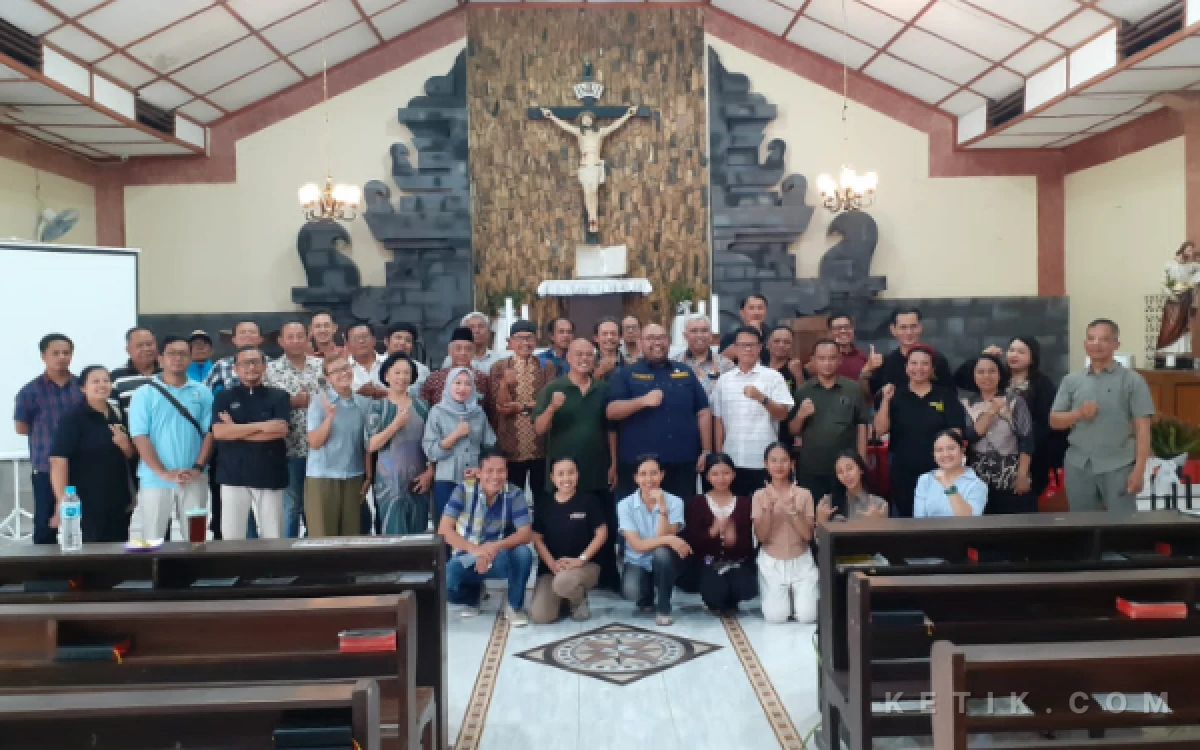 Foto Peserta, narasumber dan panitia Sarasehan Kebangsaan berfoto bersama setelah acara di dalam Gereja Macanan. (Foto: Aziz for Ketik.com)