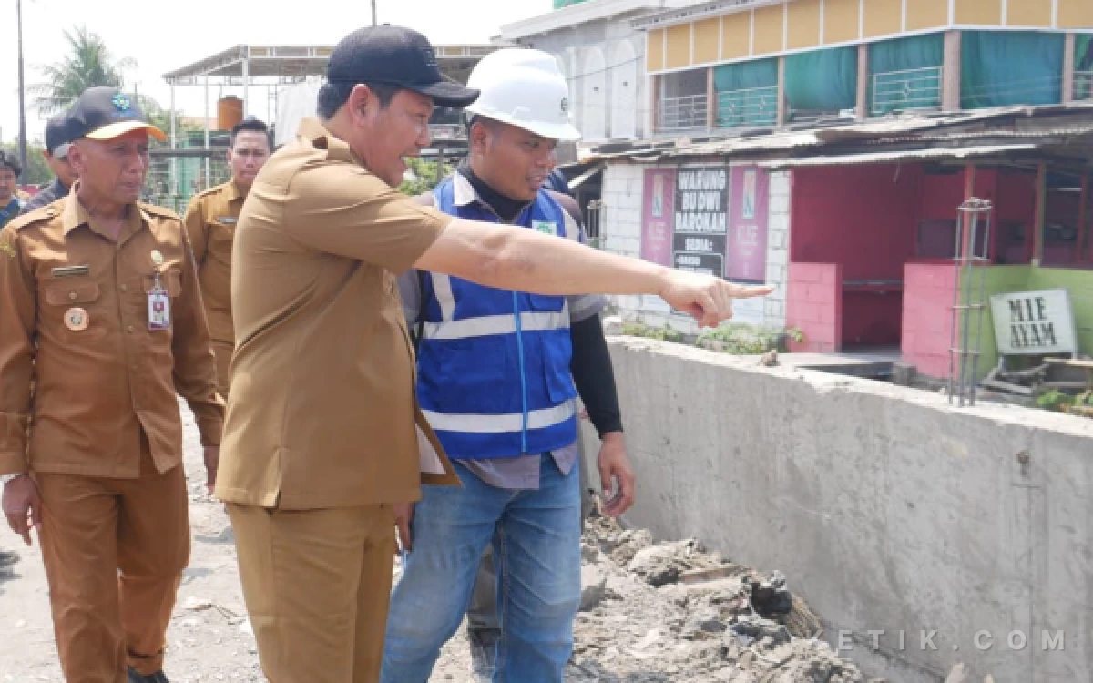 Thumbnail Berita - Normalisasi Sungai Terhambat, Bupati Subandi Minta Jembatan Liar Ditertibkan