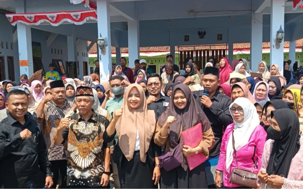 Thumbnail Berita - Diantar 2.000 Warga, Purwati Resmi Mendaftar Bakal Calon Kades Pamutih Pemalang