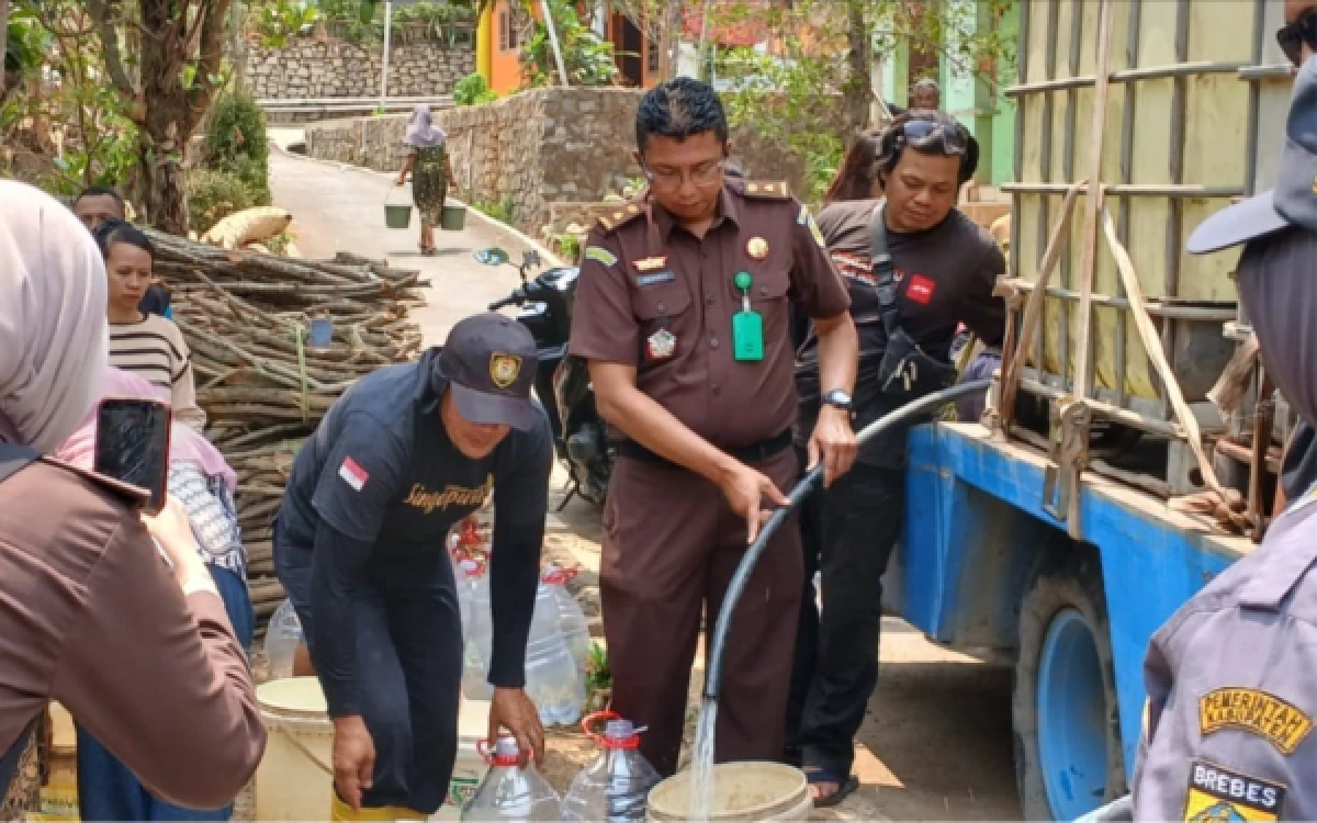 Thumbnail Berita - Sudah 4 Bulan Krisis Air Bersih, Kejari Brebes dan ASLINMAS Kirim 50 Ribu Liter Air ke Warga Desa Taraban