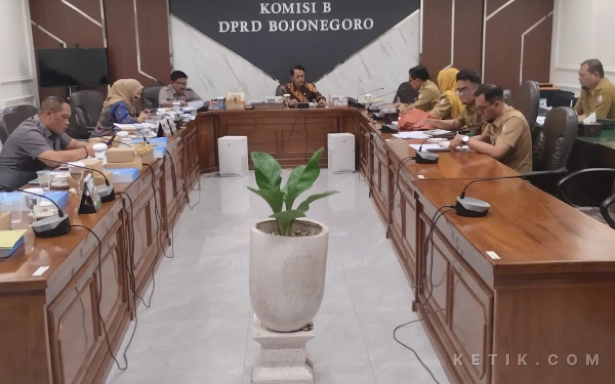 Thumbnail Berita - Komisi B DPRD Bojonegoro Soroti Jukir di Zona Parkir Gratis dan Perlintasan KA Tanpa Palang