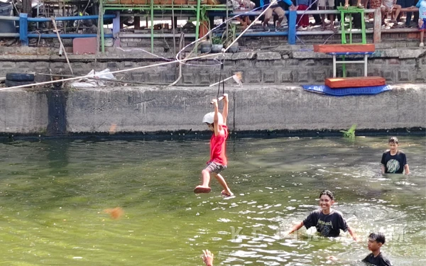 Thumbnail Berita - [FOTO] Keseruan Lomba Agustusan Ninja Warrior di Kampung Jogoloyo Surabaya