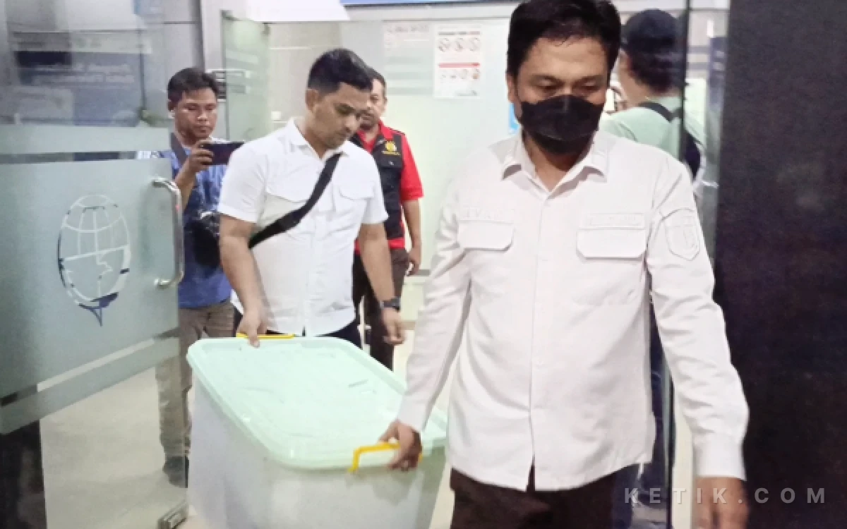 Thumbnail Berita - Empat Jam Geledah Kantor Dishub Palembang, Penyidik Kejari Sita Dokumen Dugaan Korupsi Lampu Jalan