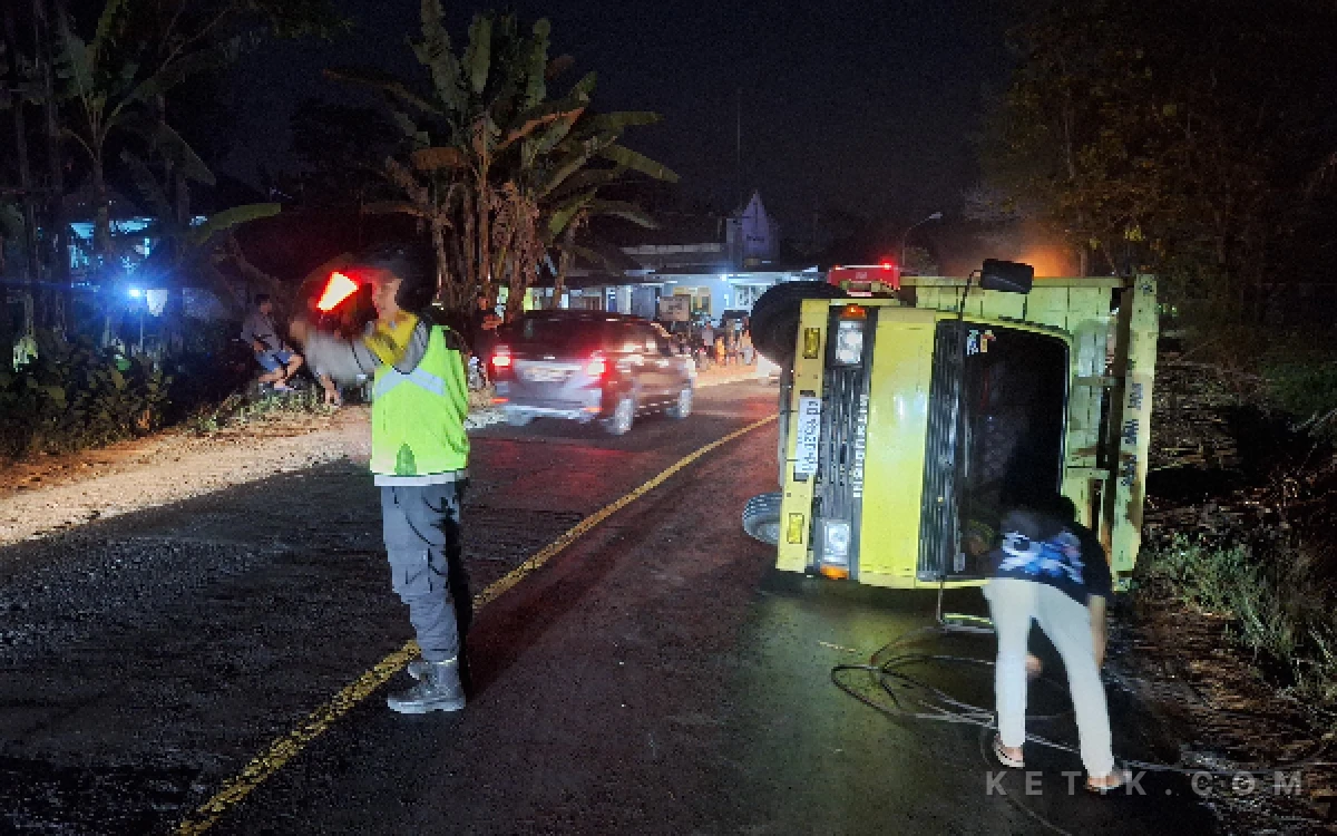 Thumbnail Berita - Truk Muatan Tebu Terguling di Tikungan Selorejo Blitar, Sopir Selamat