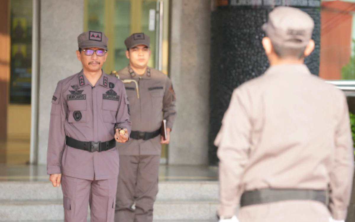 Foto Kepala Kejaksaan Tinggi Sumatera Selatan (Kajati Sumsel) Nurcahyo, J.M., S.H., M.H., bertindak sebagai Inspektur Upacara saat memimpin Upacara Peringatan Hari Lahir Kejaksaan Republik Indonesia ke-81 di halaman Kantor Kejati Sumsel, Palembang, Rabu 2 Agustus 2026. (Foto: Penkum Kejati Sumsel)