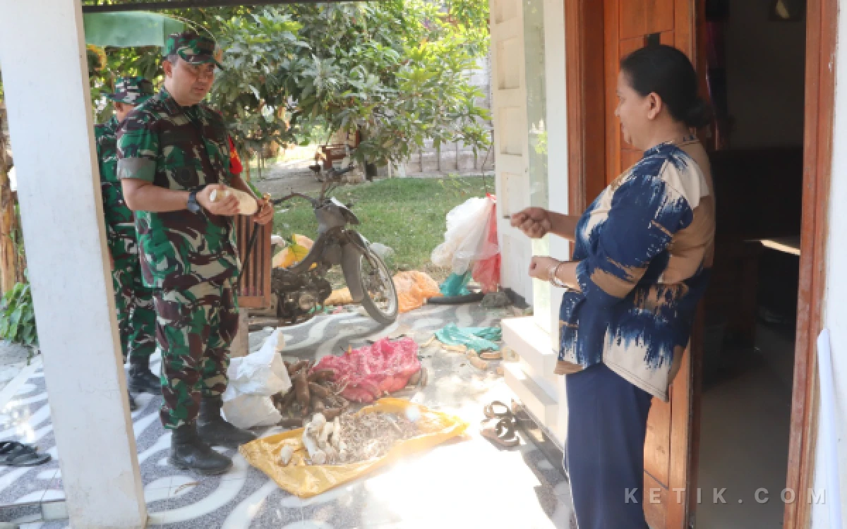 Thumbnail Berita - Dukung Tingkatkan Ekonomi Lokal, Dansatgas TMMD 129 Bojonegoro Sambangi Usaha Getuk Desa Kesongo