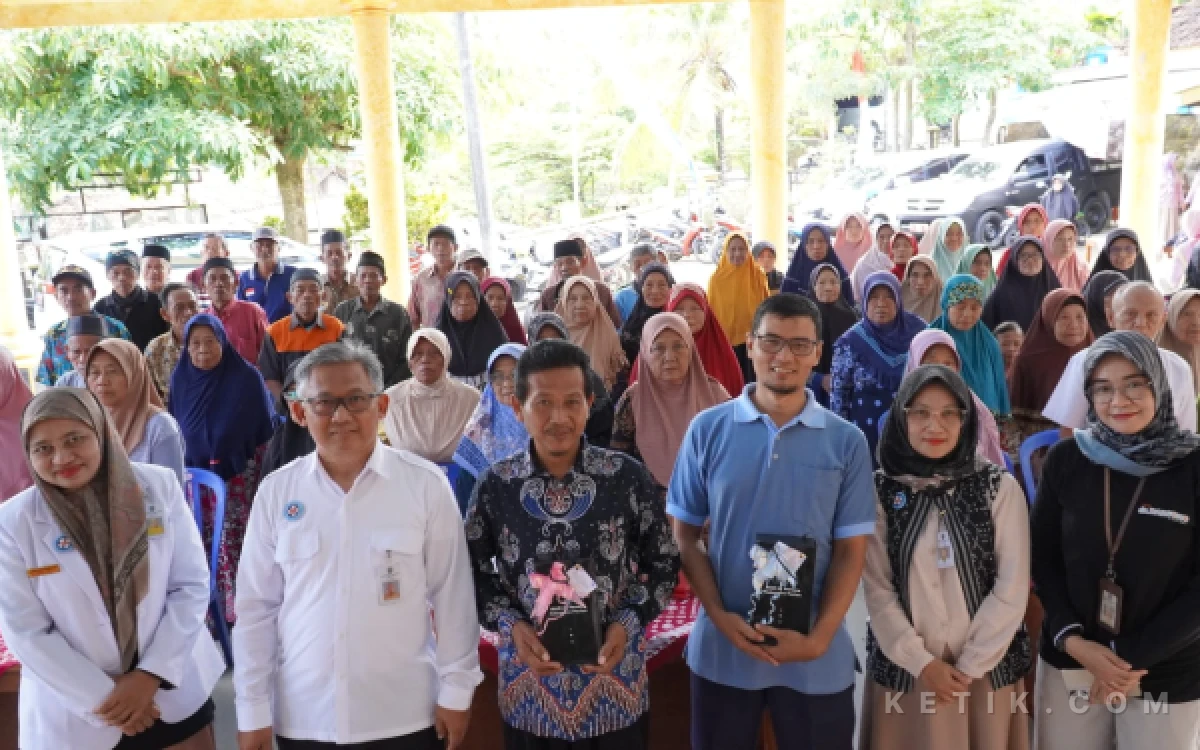 Foto Dokter dan tenaga kesehatan RSUD dr. Darsono memberikan edukasi serta pemeriksaan kesehatan kepada peserta dalam kegiatan Promosi Kesehatan Komunitas Lansia Berbasis Rumah Sakit di Desa Widoro, Kecamatan Donorojo.