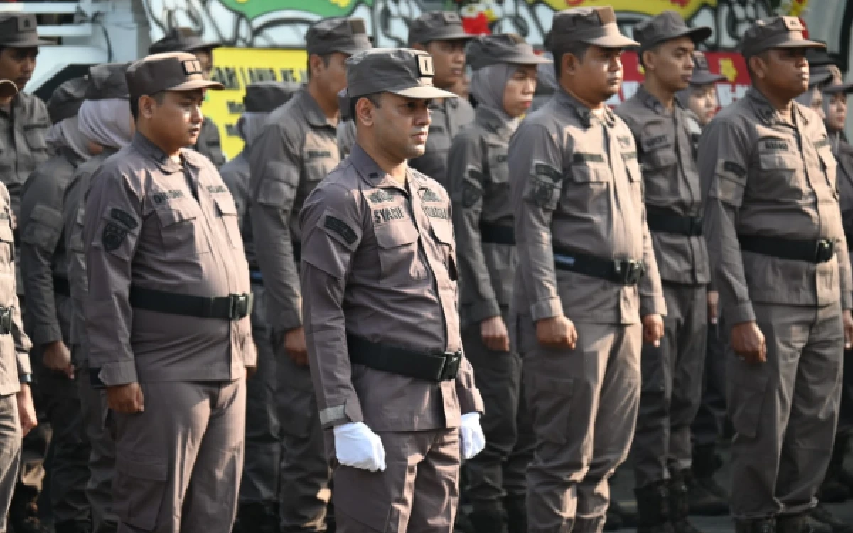 Foto Jajaran pegawai Kejari Kulon Progo tampil gagah mengenakan Pakaian Dinas Lapangan (PDL) dalam barisan upacara di halaman kantor Kejari Kulon Progo.  (Foto: Kajari KP for Ketik.com)