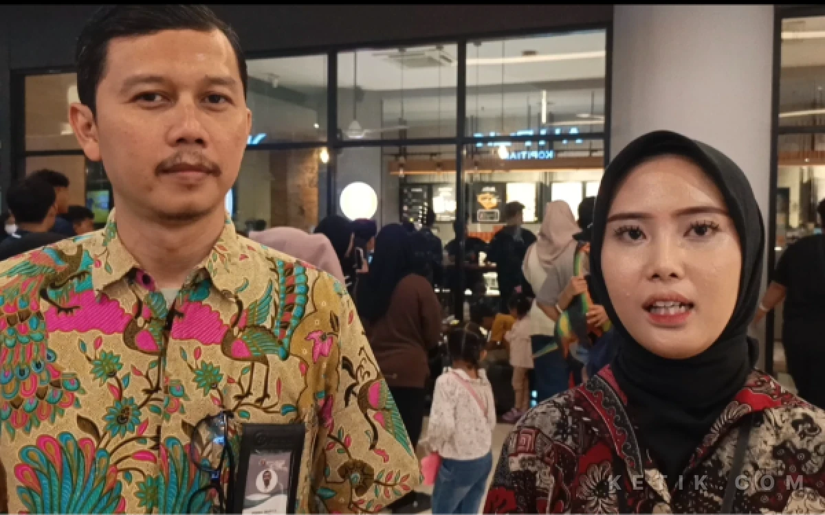 Foto SPV Marketing Gressmall, Posma Deddy dan Marcom Gressmall, Salsa Amalika Saat Berikan Keterangan Mengenai Meet And Greet Sekawan Limo 2: Gunung Klawih di Gressmall Gresik (Foto: Daniel Andayawan/Ketik.com)