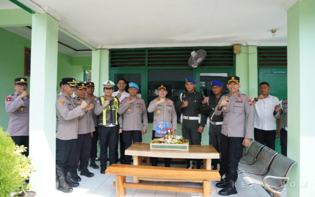 Thumbnail Berita - Istimewa! Kapolres Bojonegoro Beri Kejutan HUT ke-80 POMAD, Perkuat Sinergi TNI-Polri