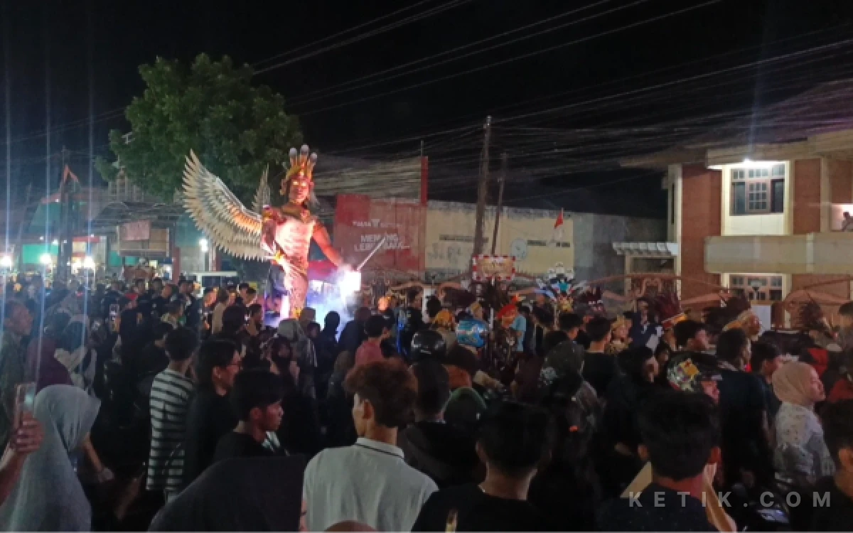 Foto Sembayat Bamboo Carnival 2026 Dipadati Puluhan Ribu Masyarakat Gresik di Jalan Pantura Daendels Manyar (Foto: Daniel Andayawan/Ketik.com)