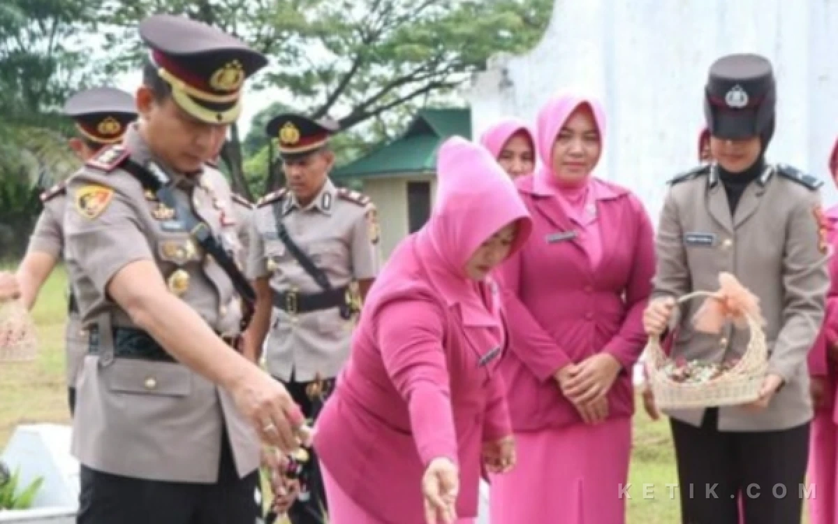 Thumbnail Berita - Jelang Hari Bhayangkara ke-80, Kapolres Aceh Singkil Pimpin Ziarah dan Tabur Bunga di TMP