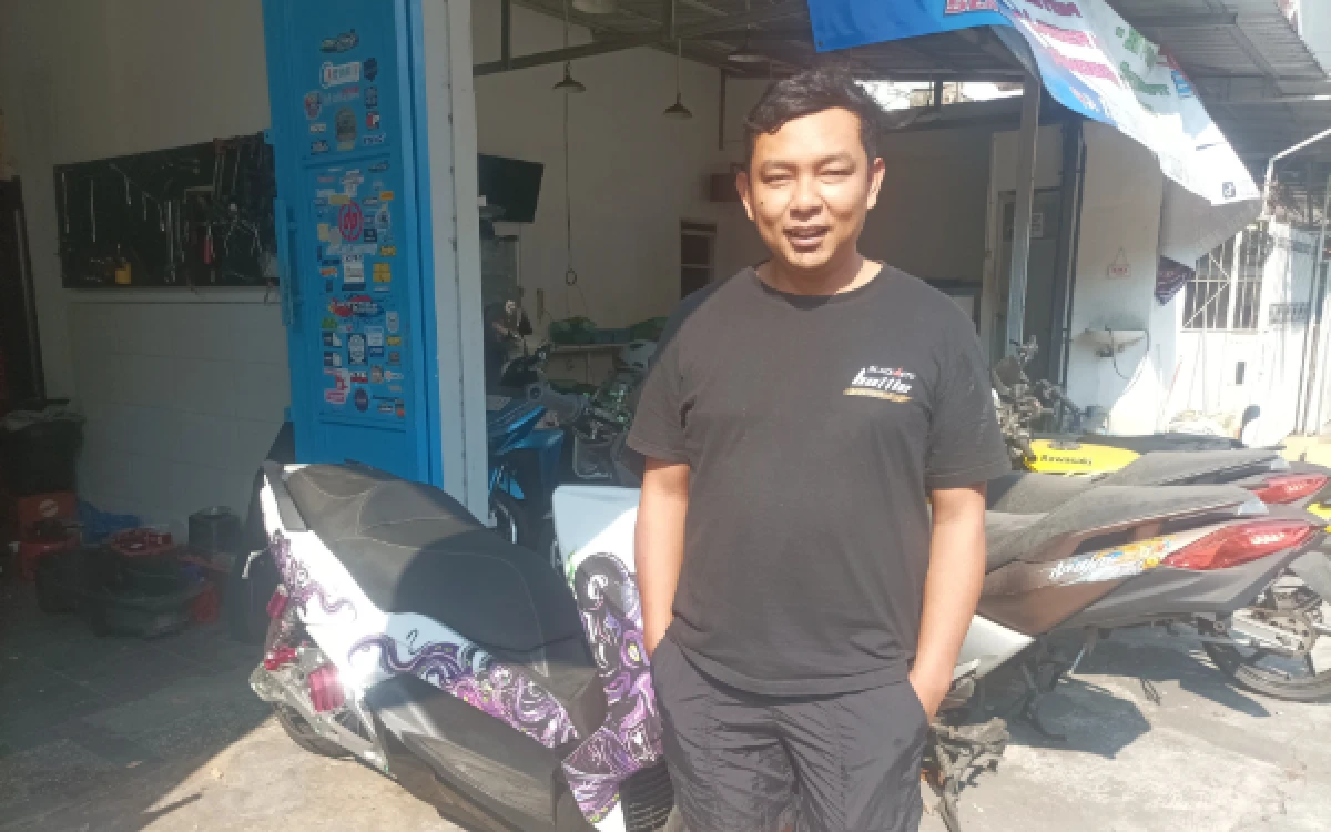 Foto Spesialis modifikator sepeda motor listrik (molis) di Malang, Rendy Vananda Audi saat ditemui oleh Ketik.com di bengkelnya, Kamis, 15 Oktober 2026 (Foto : Kukuh/Ketik)