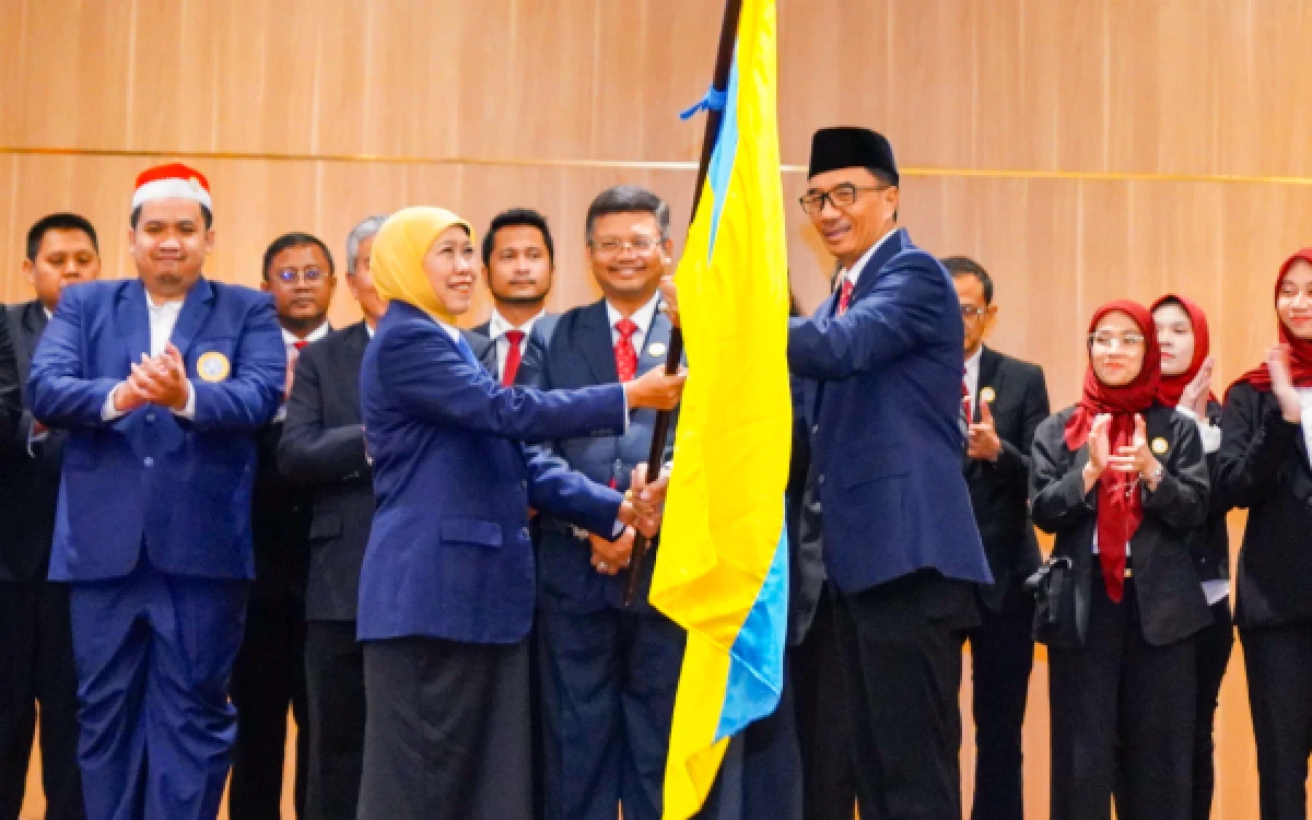 Thumbnail Berita - Lantik Pengurus IKA UNAIR Komisariat Fakultas Hukum, Khofifah Ajak Alumni Kuatkan Jejaring dan Pengabdian Bagi Almamater Bangsa