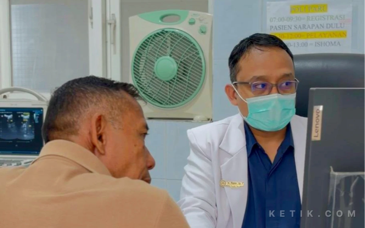 Foto Dokter Spesialis Paru RSUD dr. Darsono Pacitan, dr. Royani, Sp.P, saat melayani dan memeriksa pasien di Poli Paru RSUD dr. Darsono Pacitan.