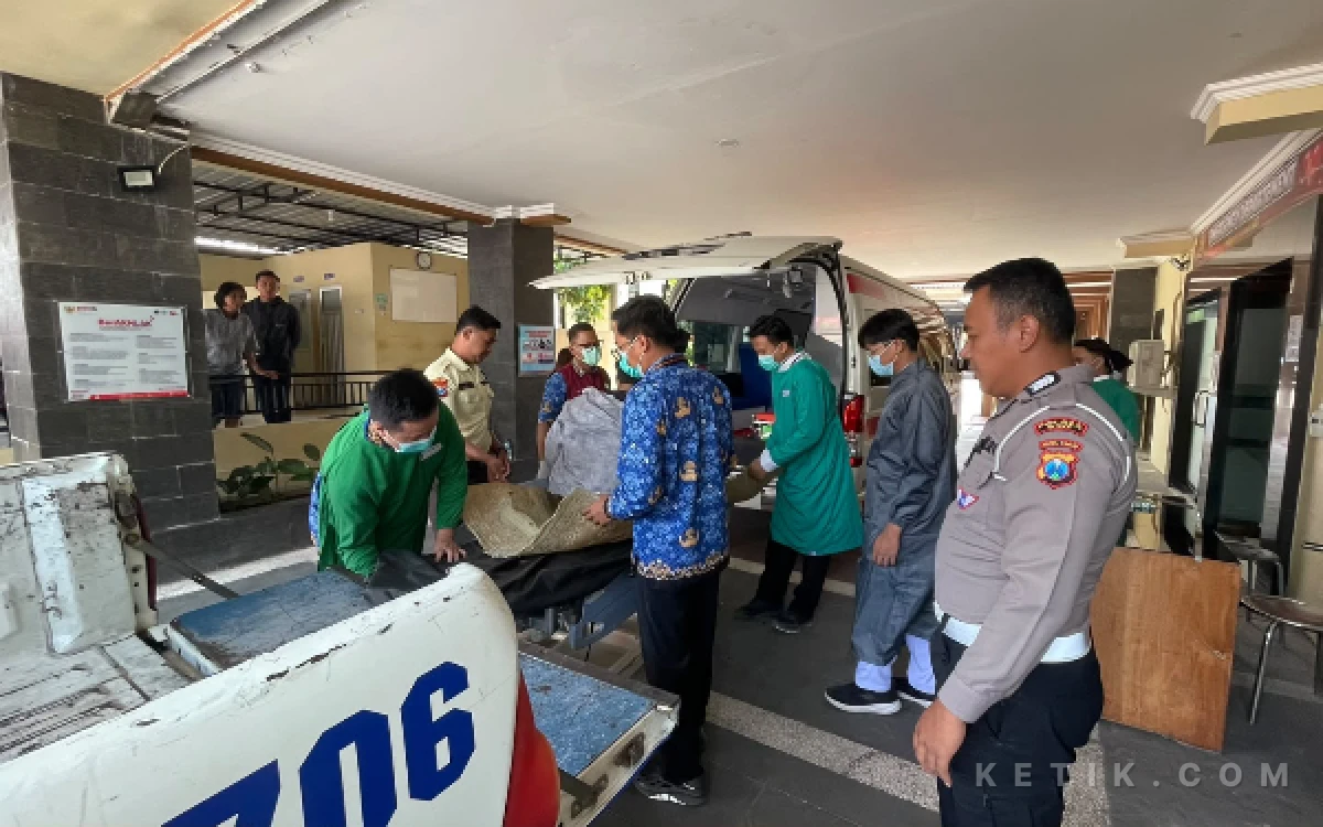 Thumbnail Berita - Truk Mitsubishi Belok Kanan di Talun Blitar, Tabrak Samping Ninja, Dua Remaja Dilarikan ke Rumah Sakit