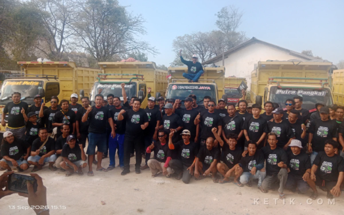 Foto Ketua DPRD Gresik, M. Syahrul Munir, berfoto bersama para pengemudi truk galian C dan pelaku UMKM pengolahan batu kapur di depan armada angkutan usai kegiatan sosialisasi bertajuk "Mas Sopir Ganteng" di Gosari.(Foto;Aris/Ketik.com)