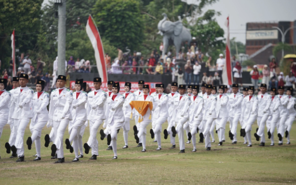 Foto Paskibra Kabupaten Sleman melangkah tegap di Lapangan Denggung. Dengan seragam putih-merah-putih, peci hitam bersemat garuda, dan sarung tangan putih, mereka menunjukkan kedisiplinan dan kebanggaan sebagai putra-putri terbaik daerah dalam menunaikan tugas negara. (Foto: Pemkab Sleman for Ketik.com)