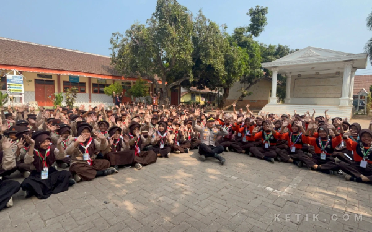 Thumbnail Berita - Cegah Perundungan, Satbinmas Polres Situbondo Edukasi 520 Pramuka