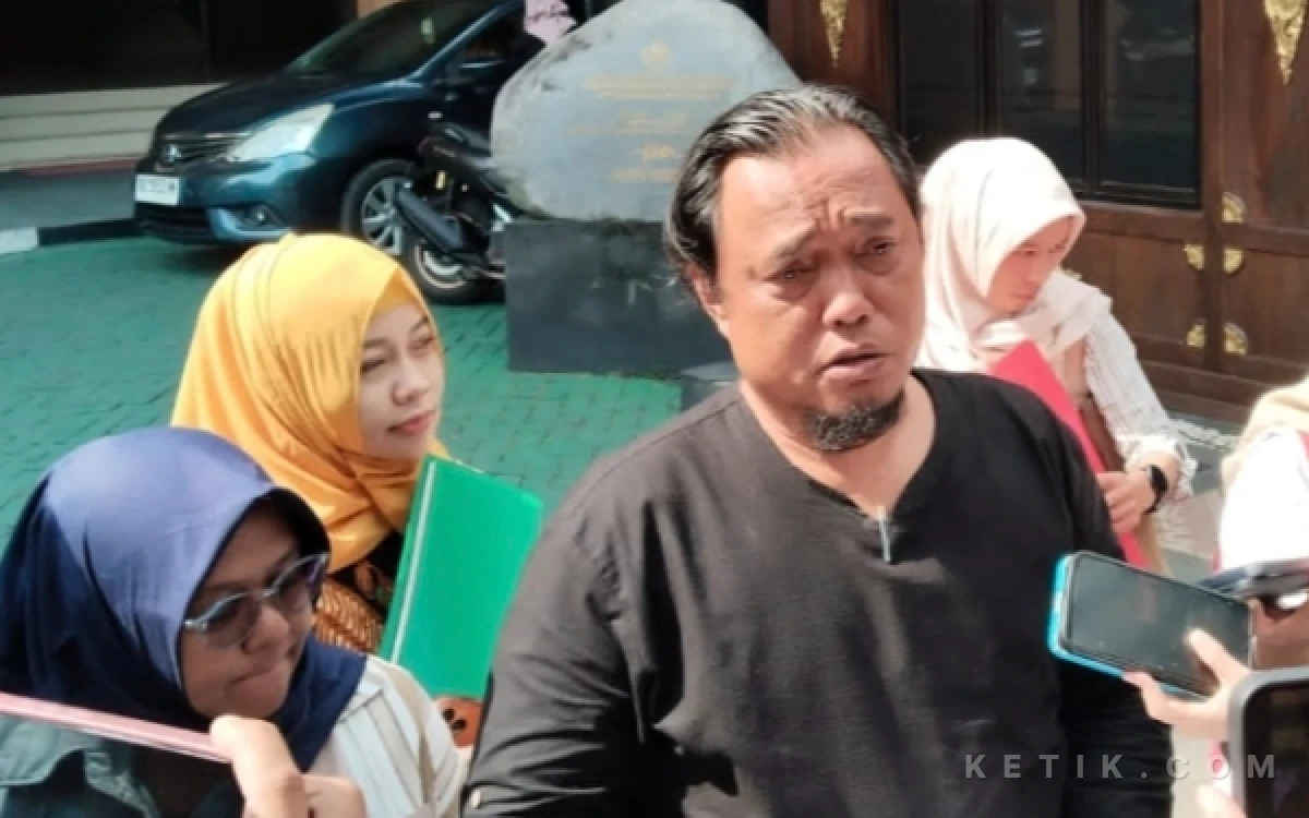 Foto Purnomo Susanto (kanan), dari Divisi Bantuan Hukum FPAY yang akrab disapa Gus Pur, saat memberikan pernyataan kepada awak media terkait kelanjutan penyelidikan kasus dugaan kelalaian medis di RSUD Prambanan yang menimpa balita berinisial ND. (Foto: Purwo for Ketik.com)
