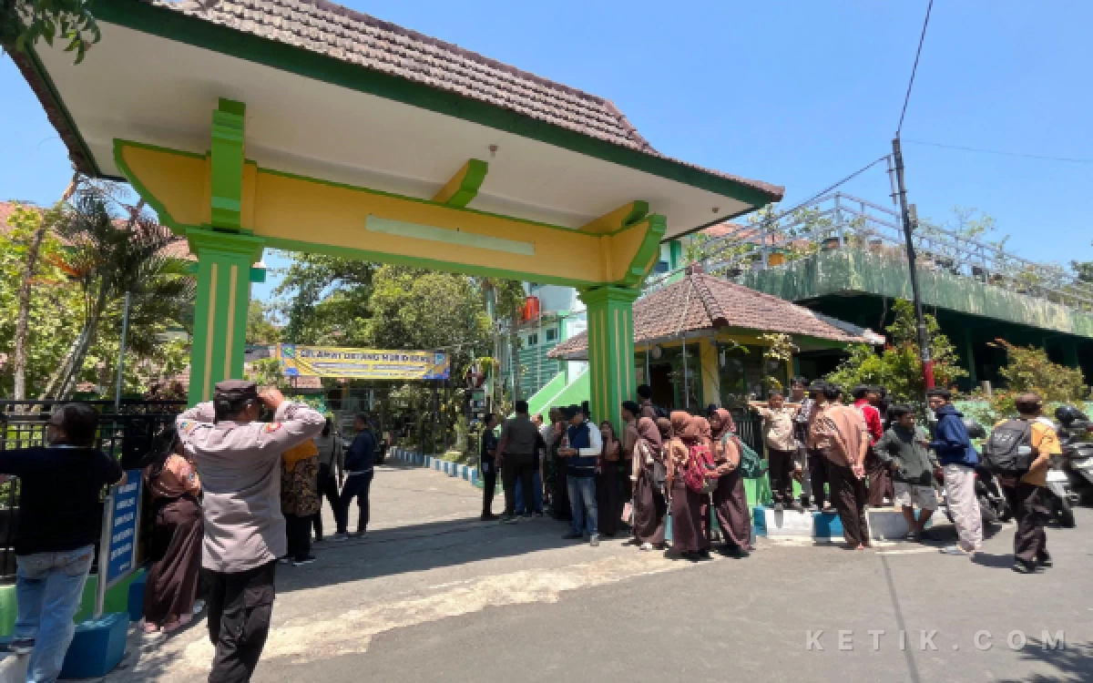 Thumbnail Berita - Tak Pakai Baju Lurik, Begini Penjelasan Siswa SMPN 18 Kota Malang yang Kena Pukul Kepala Sekolah