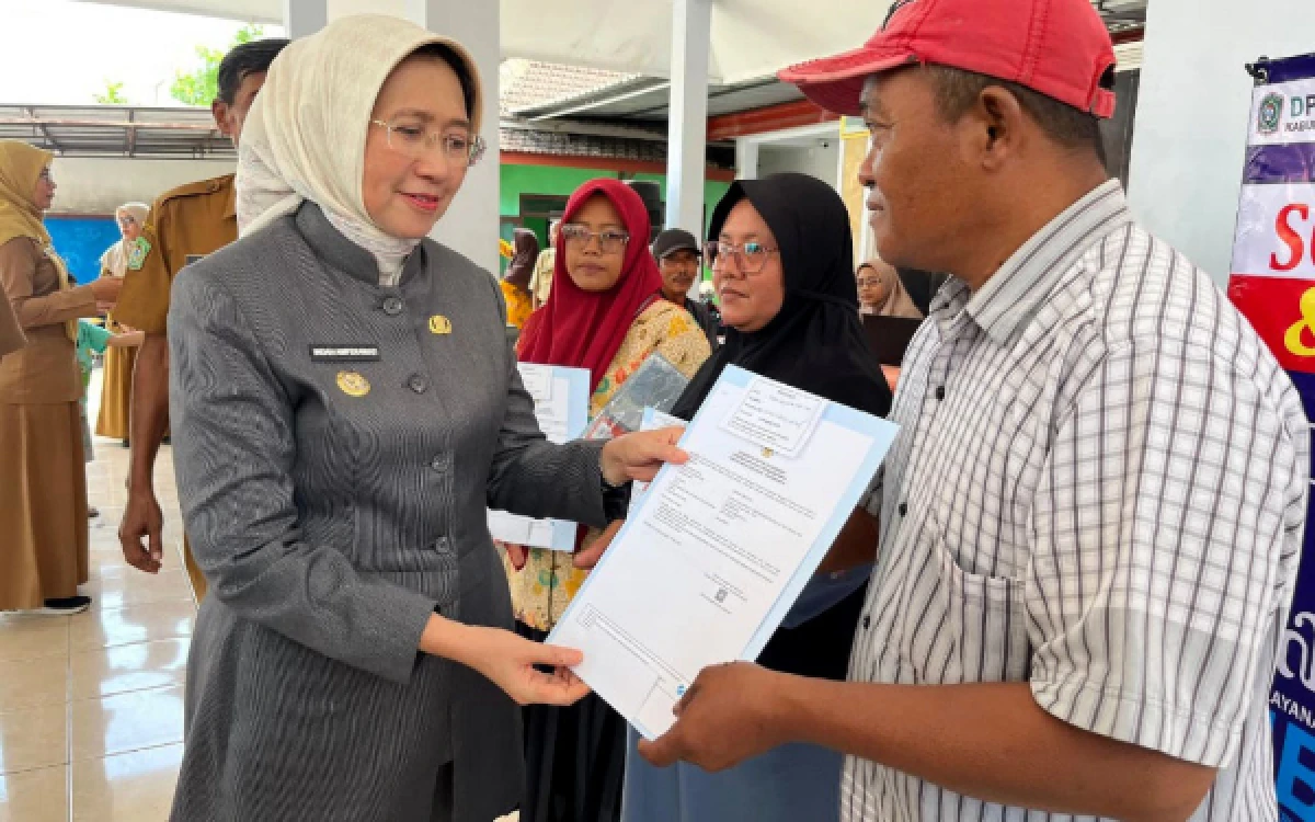 Bupati Lumajang Serahkan NIB Gratis Untuk Pelaku UMKM