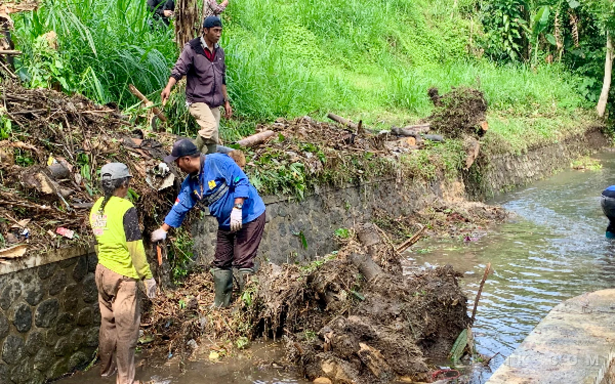 Thumbnail Berita - Drainase Tersumbat, Hujan Deras Picu Luapan Air dan Longsor di 7 Titik Wilayah Kota Batu