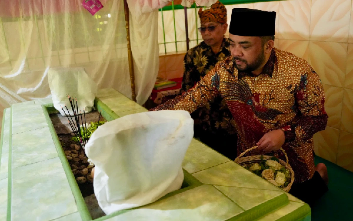 Thumbnail Berita - Jelang HUT ke-25 Kota Batu, Wawali Mas Heli Ziarah Makam Mbah Patok
