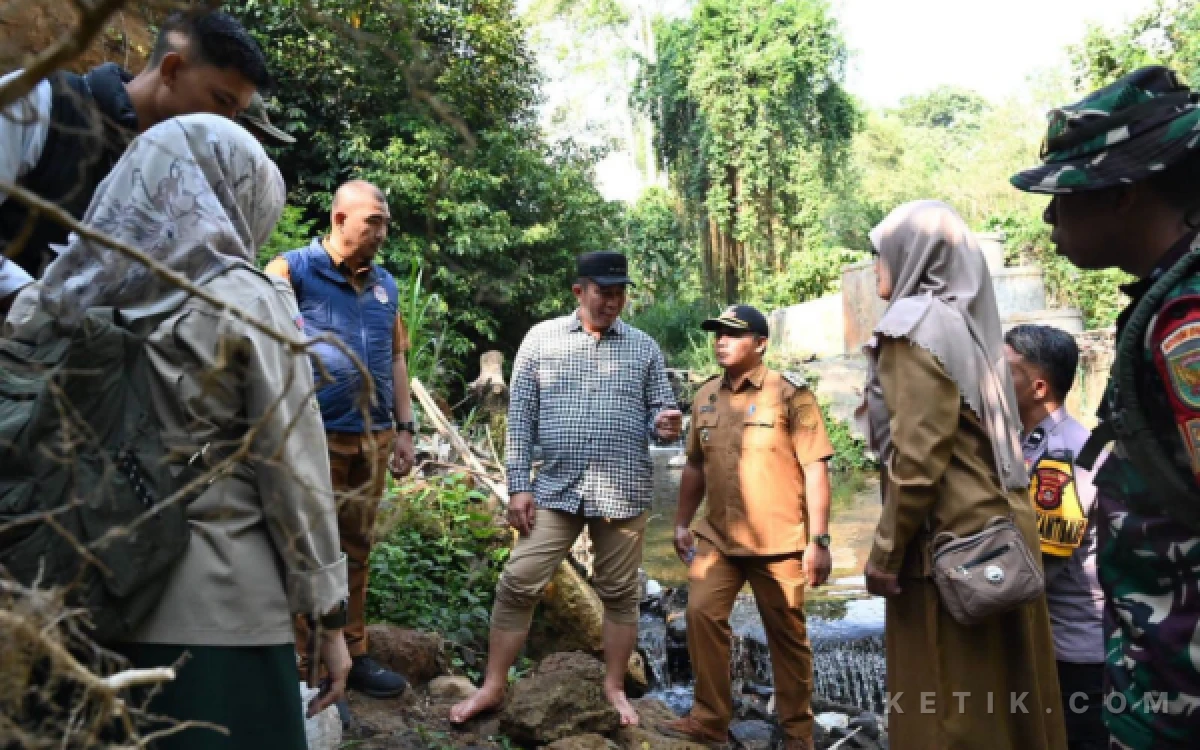 Thumbnail Berita - Wako Tinjau Lokasi Longsor Tumbak Ulas, Respon Cepat Bencana, Pastikan Lakukan Penanganan Cepat