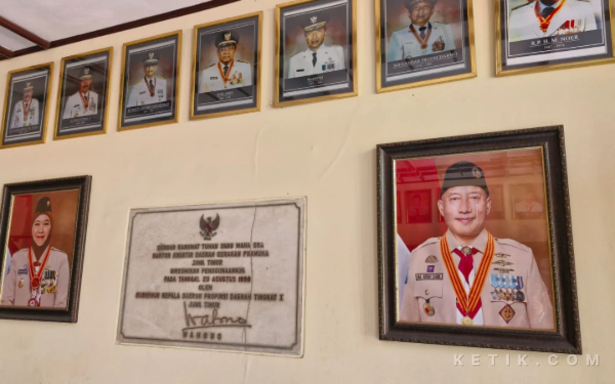 Foto Gubernur Jatim Khofifah Indar Parawansa yang juga Kamabida Jatim (kiri) dan Ketua Kwarda Pramuka Jatim HM Arum Sabil (kanan). (Foto: Dok. Ketik.com)